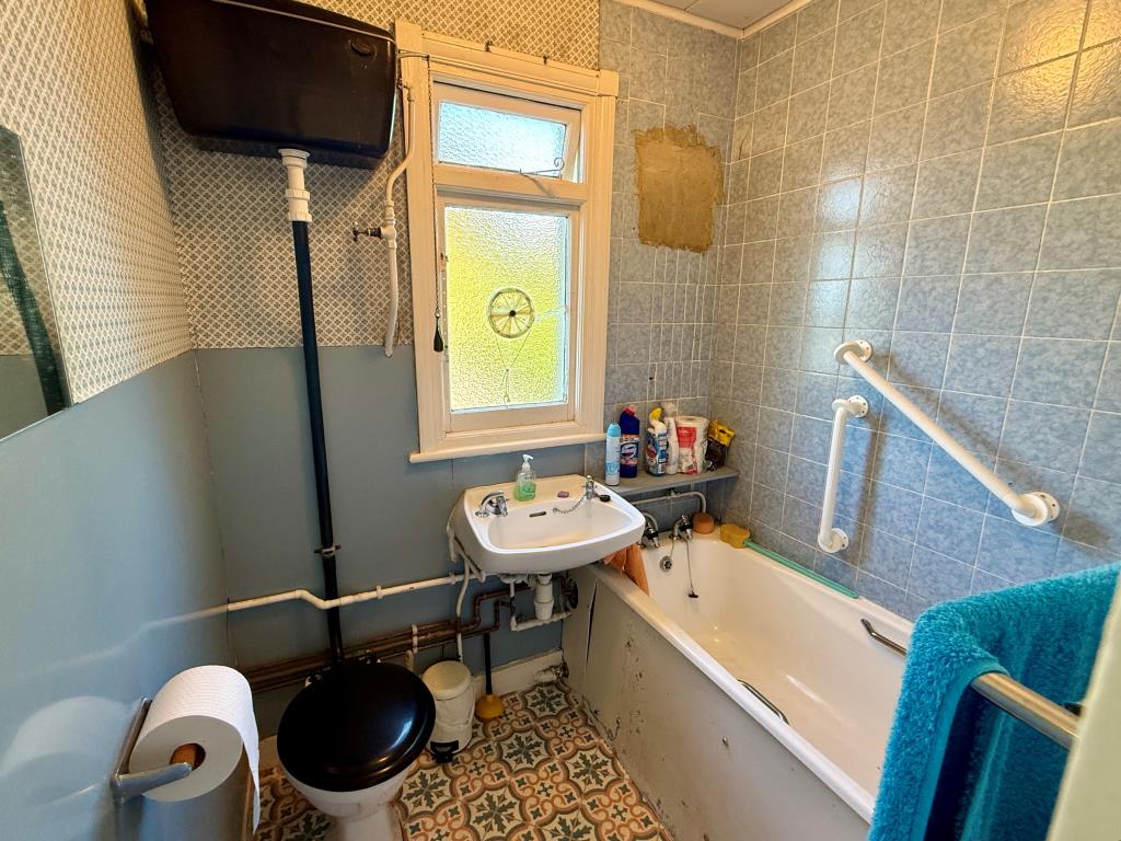 Lot: 172 - THREE-BEDROOM SEMI FOR IMPROVEMENT - Bathroom with W.C.